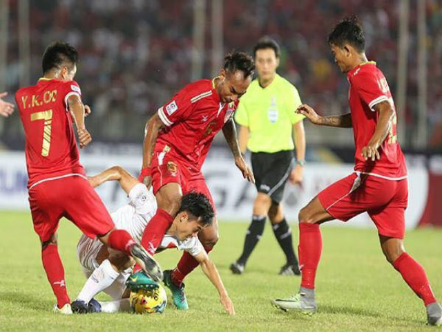 Bóng đá - Bị phạm lỗi rợn người, Văn Toàn may mắn "thoát hiểm"