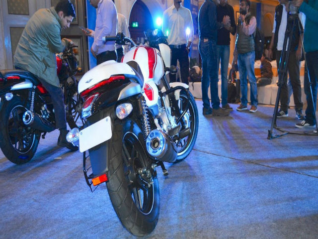 Thế giới xe - Bajaj V12 mới giá 17,5 triệu đồng khiến dân Việt “thèm”