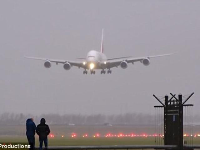 Thế giới - Máy bay A380 trổ tài hạ cánh chiều ngang trong bão lớn