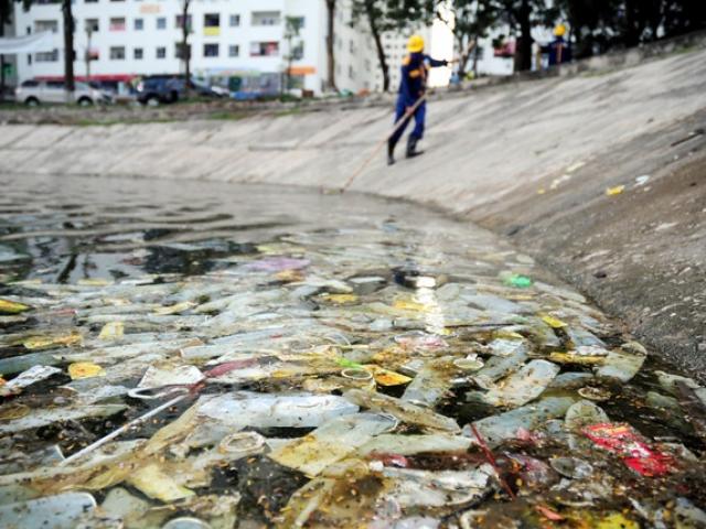 Tin tức trong ngày - Bao cao su ngập hồ Linh Đàm: Nghi vấn xe hút bể phốt xả trộm?