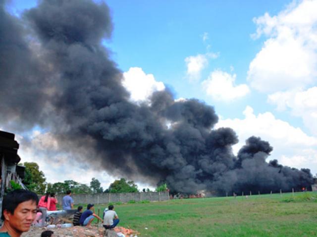Tin tức trong ngày - Khói lửa bao trùm xưởng sản xuất mũ bảo hiểm ở ngoại ô Sài Gòn