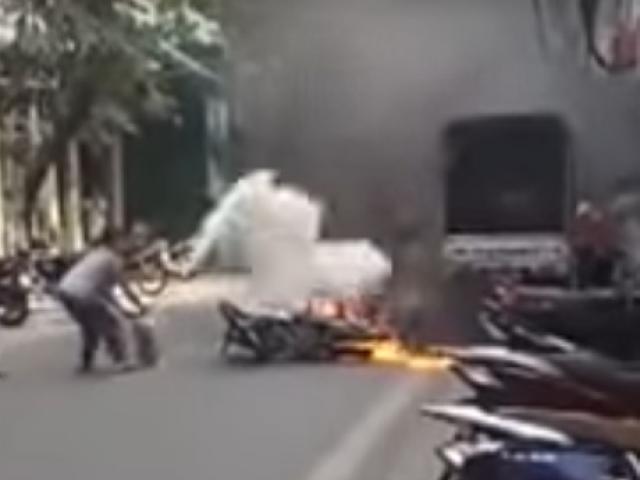 Gặp ”lão bà” ở HN dập tắt đám cháy xe máy trong tích tắc