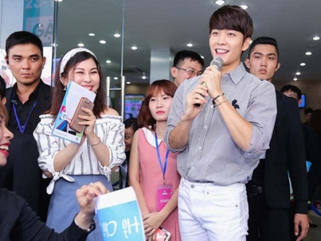 Phim - Rừng fan nữ gào thét chào đón "người tình Nhã Phương"