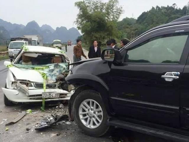 Tin tức trong ngày - Xe đưa dâu va chạm xe 7 chỗ, cô dâu nhập viện