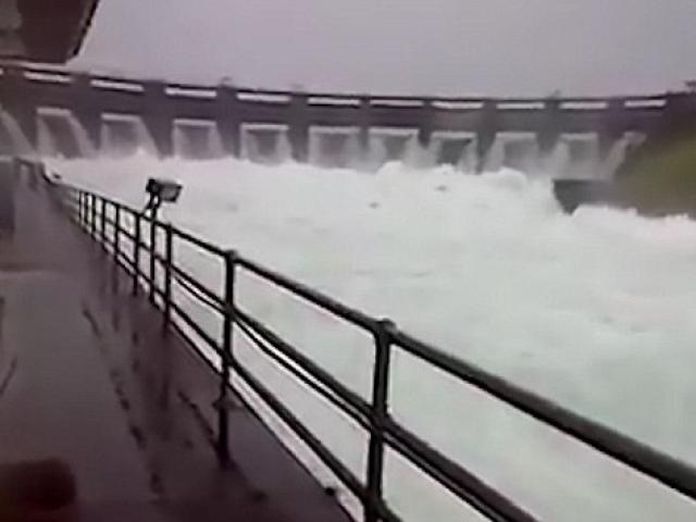 Thế giới - Video: Cảnh xả lũ khủng khiếp trên kênh đào Panama