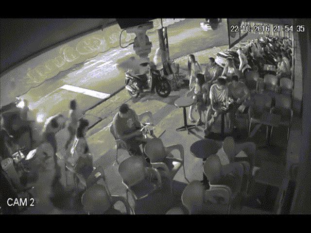 Pháp luật - Côn đồ đánh khách, đập tanh bành quán cà phê ở SG