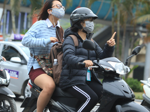 Gái Hà Nội mặc "trên đông dưới hè" trong ngày rét 15 độ