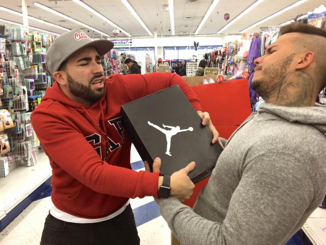 Bí quyết mặc đẹp - Nước Mỹ sôi sục, náo loạn vì ngày Black Friday