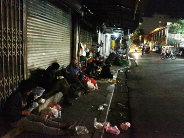 Tin tức trong ngày - Người vô gia cư mặc áo mưa chống rét, ngủ trên vỉa hè