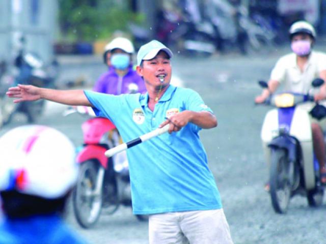 Tin tức trong ngày - Hiệp sĩ giải cứu kẹt xe