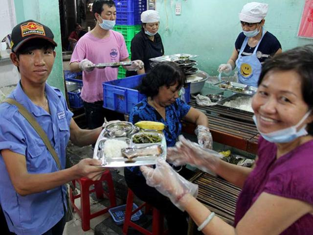 Tin tức trong ngày - Những bí mật của quán cơm từ thiện Nụ Cười