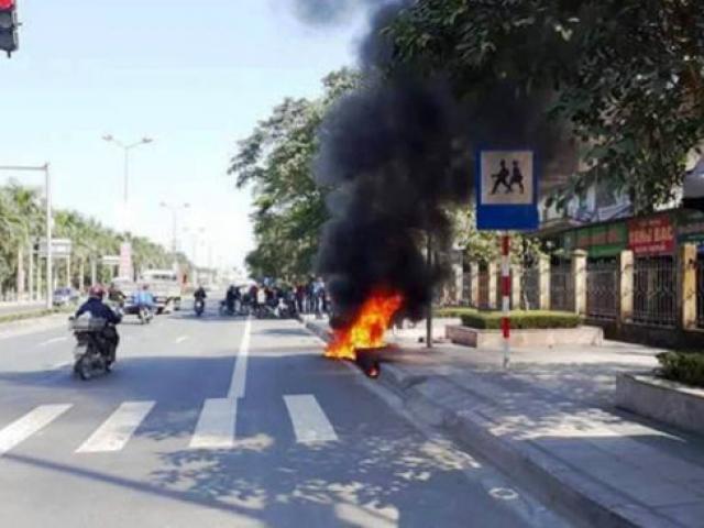 Châm lửa đốt xe máy sau khi bị CSGT xử phạt
