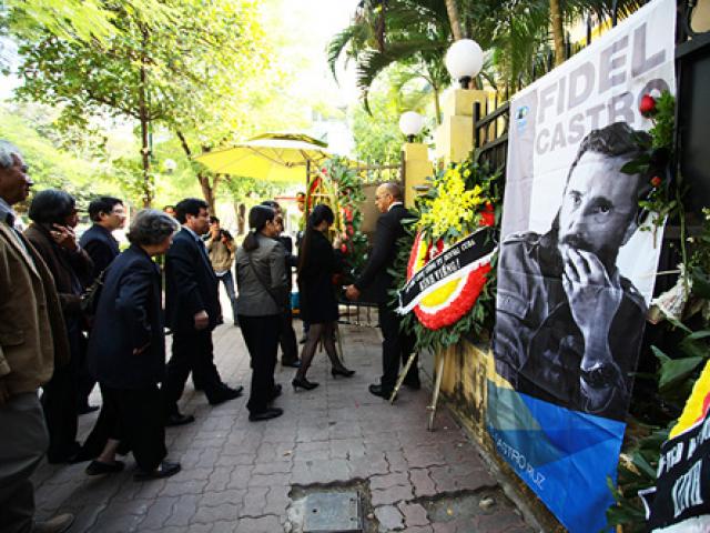 HN: Đoàn người lặng lẽ xếp hàng viếng Chủ tịch Fidel Castro