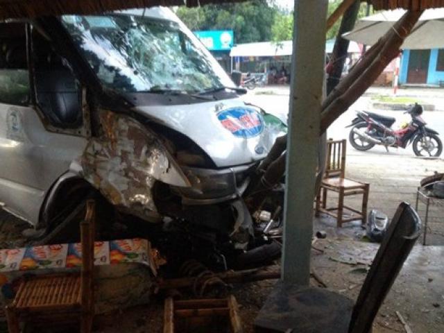 Tin tức trong ngày - Hai người đàn ông bị xe khách kéo lê hàng chục mét