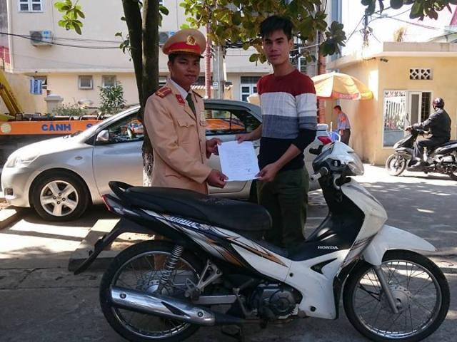 Pháp luật - Bị cảnh sát kiểm tra, bỏ luôn xe máy