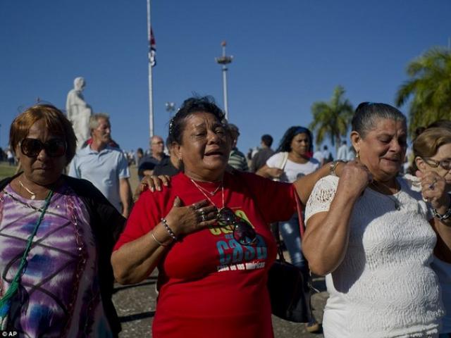 Thế giới - Dân Cuba nghẹn ngào từ biệt lãnh tụ Fidel Castro