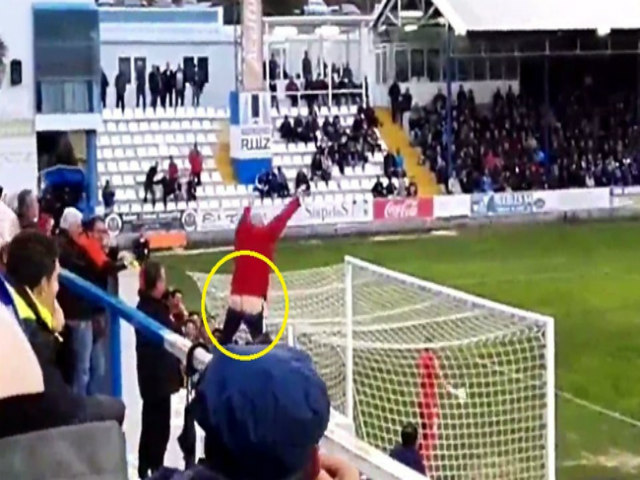 Bóng đá - CĐV tụt quần "dọa dẫm" khiến đối thủ đá hỏng 11m