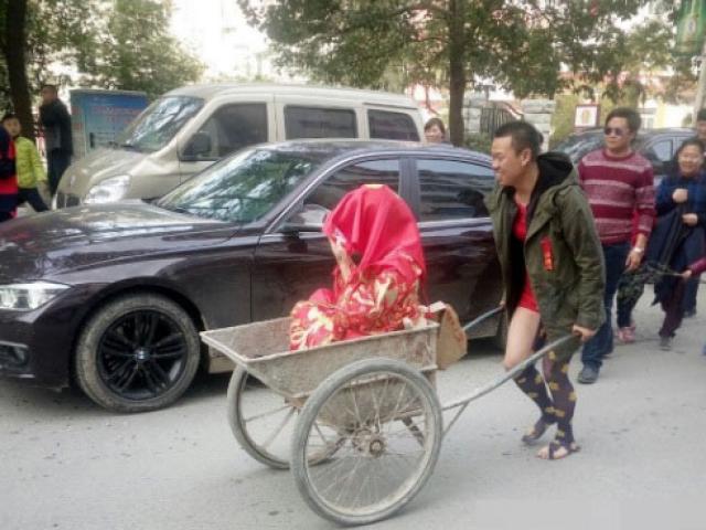 Bạn trẻ - Cuộc sống - Chàng phụ hồ nghèo với màn rước dâu có 1 không 2