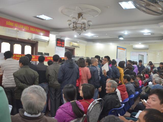 Tin tức trong ngày - Người dân đổ xô đi đổi GPLX vì... hiểu lầm quy định