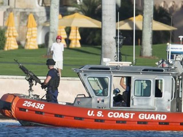 Thế giới - Vệ sĩ cầm súng máy hạng nặng kè kè bên con trai Trump