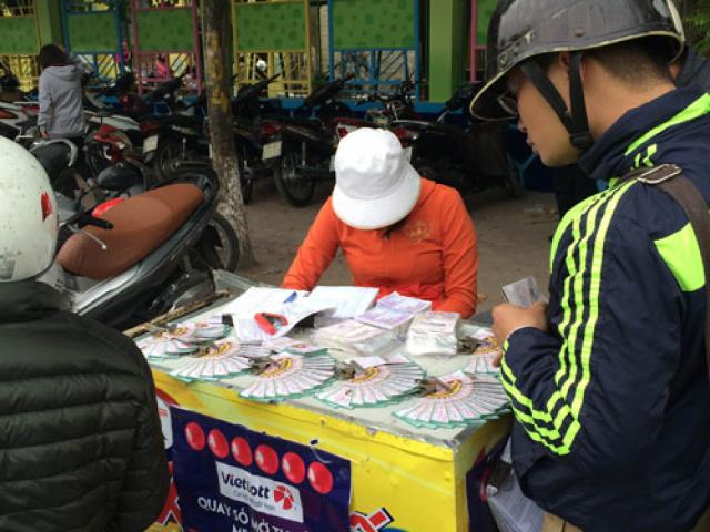 Tin tức trong ngày - Xổ số điện toán bán "chui" ở Hà Nội: Mua 10 vé mới bán