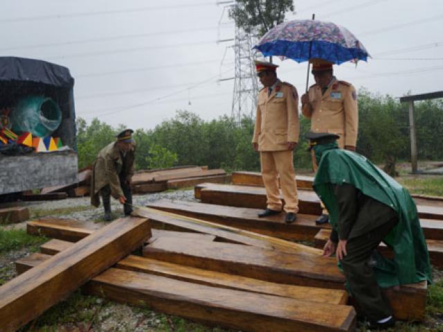 Pháp luật - Bị phát hiện vận chuyển gỗ hiếm, trùm gỗ lậu bỏ trốn