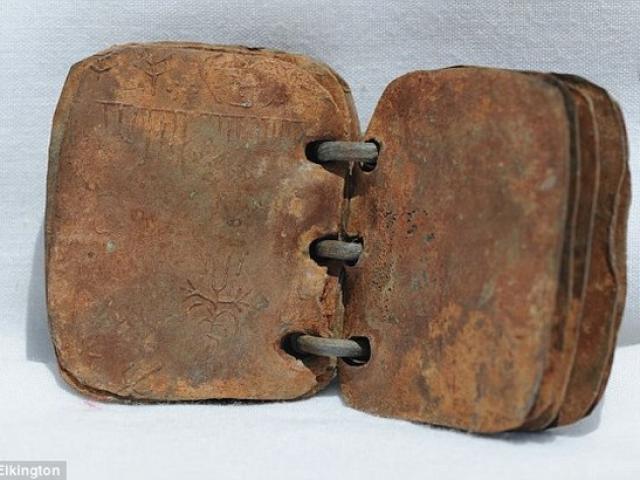 Thế giới - Tìm thấy sách bằng chì 2.000 tuổi viết về Chúa Jesus