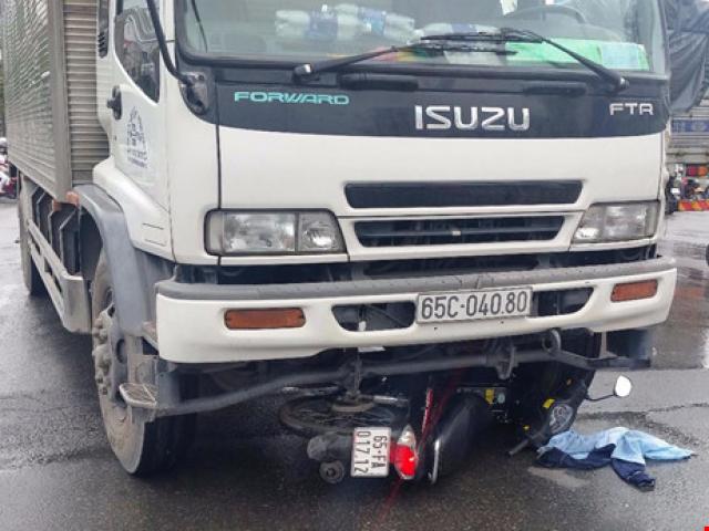 2 nam sinh bị xe tải kéo lê trên đường