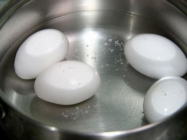 Thực hư việc ăn trứng ngâm nước lạnh dễ nhiễm khuẩn