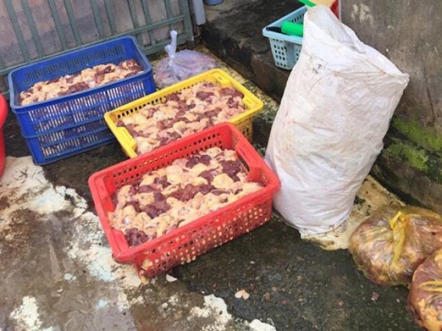 Tin tức trong ngày - Rùng mình gà "ngậm" hàn the, chế biến gần miệng cống