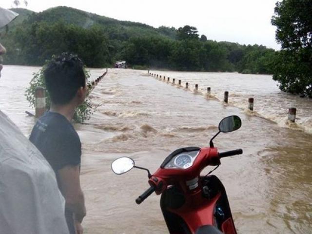 Tin tức trong ngày - Quảng Nam bị lũ chia cắt, 1 người mất tích