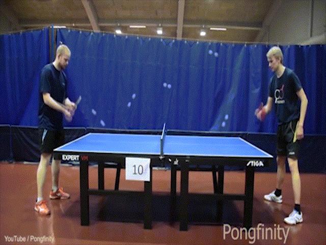 Thể thao - Cực dị: 2 cao thủ đánh cùng 1 lúc 6 quả bóng bàn