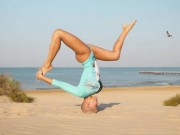 Thể thao - Mẹ 3 con khoe thế Yoga như cao thủ Thiếu Lâm