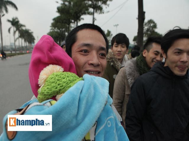 Bóng đá - Săn vé ĐT Việt Nam: Chồng bế con thơ, vợ xếp hàng mua vé