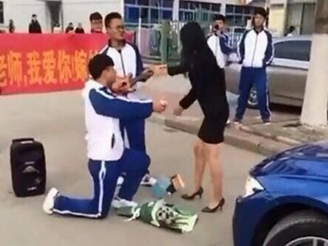 Bạn trẻ - Cuộc sống - "Lớn mật" cầu hôn cô giáo, nam sinh TQ nhận kết đắng