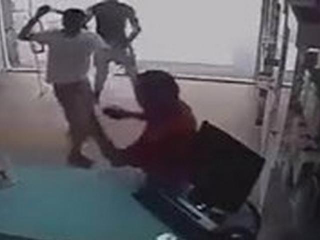 Pháp luật - Vờ mua quần áo rồi tấn công nữ chủ tiệm cướp tài sản