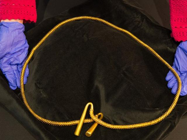 Thế giới - Tìm thấy vòng vàng đặc 3.000 tuổi nặng nhất ở Anh