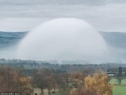 Phi thường - kỳ quặc - Sương mù hình vòm hiếm gặp giống UFO xuất hiện ở Xứ Wales