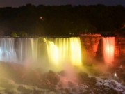 Thế giới - Ngắm thác nước Niagara hùng vĩ đổi màu kỳ ảo