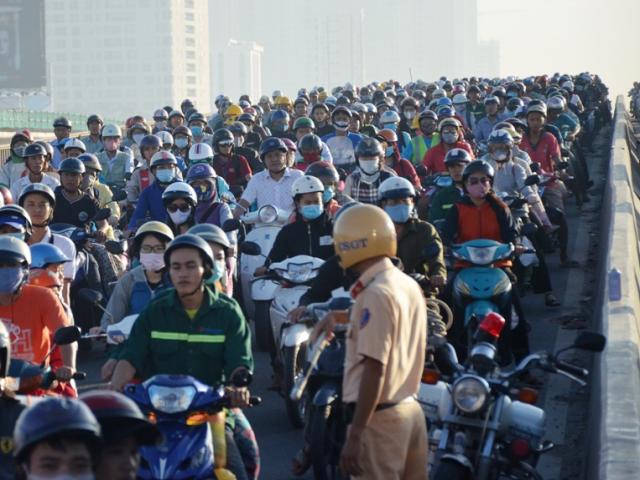 Tin tức trong ngày - Hai xe khách tông nhau trên cầu SG, giao thông tê liệt