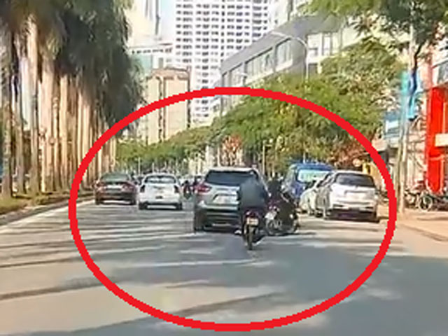 Clip: Ô tô lạng lách, tông văng người đi xe máy rồi bỏ chạy