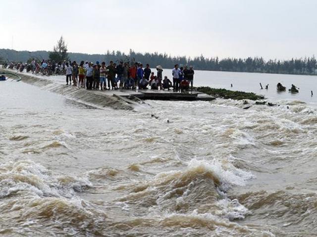 Tin tức trong ngày - Mưa lũ khiến 14 người chết, Bộ trưởng ra công điện hỏa tốc