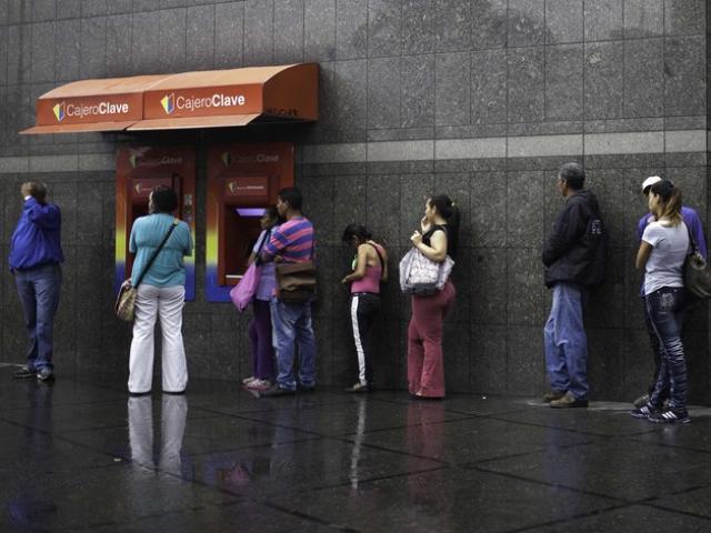 Venezuela: Đi tới 6 cây ATM mới rút được 30.000 đồng