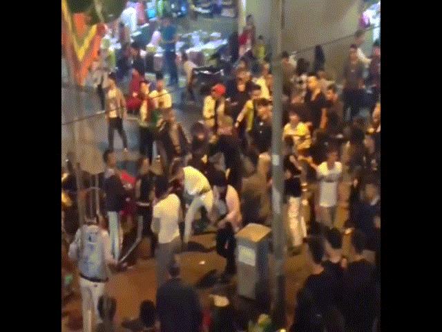 Pháp luật - CSCĐ giải cứu thanh niên bị đánh hội đồng giữa phố HN