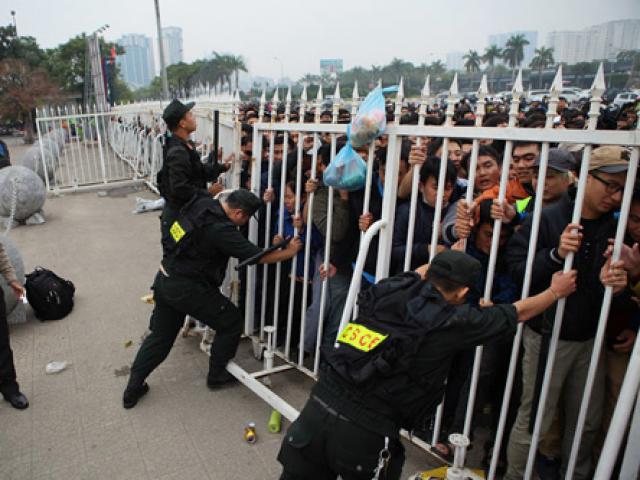 Tin tức trong ngày - CSCĐ hóa trang bảo vệ an ninh trận VN – Indonesia