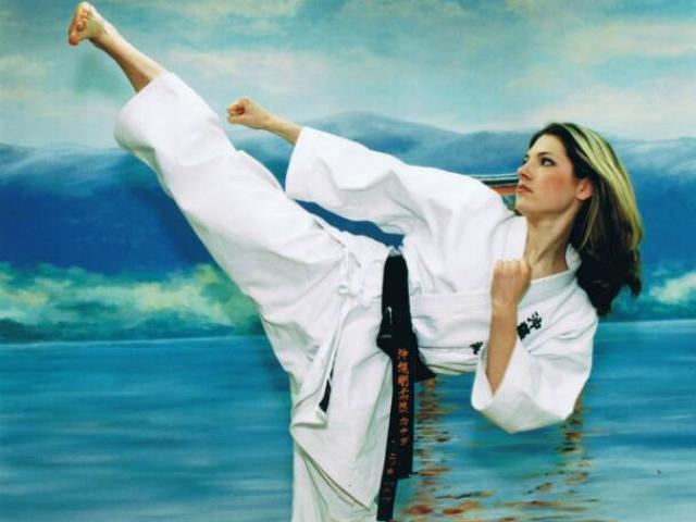 Thể thao - Nữ minh tinh đẹp "rực lửa" sở hữu đai đen võ thuật