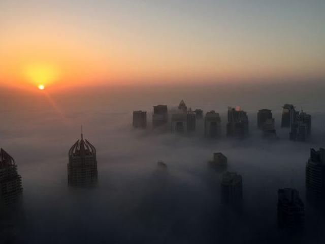 Dubai bỗng hóa “thành phố trên mây” vì sương mù
