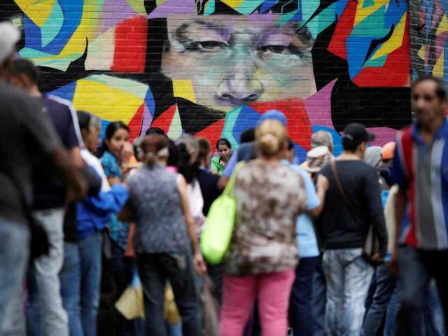 Thế giới - Phụ nữ Venezuela bán tóc mua đồ ăn