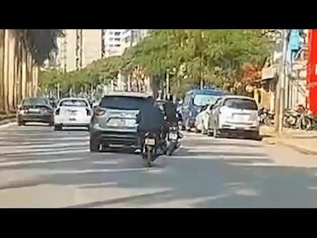 Tin tức trong ngày - Vụ Mazda CX-5 tông người đi xe máy: Lời kể nhân chứng