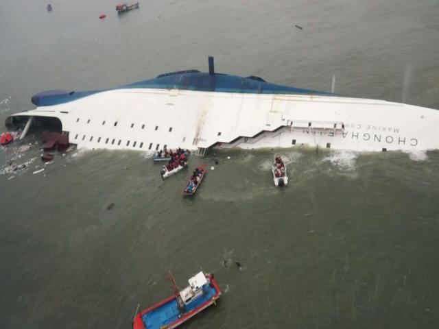 Thế giới - Tổng thống HQ “bận” làm tóc lúc phà Sewol chìm năm 2014?